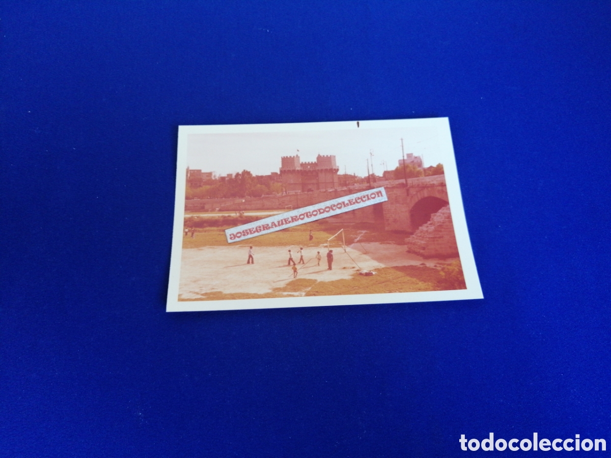 Fotografia antica: VALENCIA R&Iacute;O TURIA - TORRES DE SERRANO - JUGANDO AL F&Uacute;TBOL NI&Ntilde;OS PORTER&Iacute;A FOTOGRAF&Iacute;A ANTIGUA