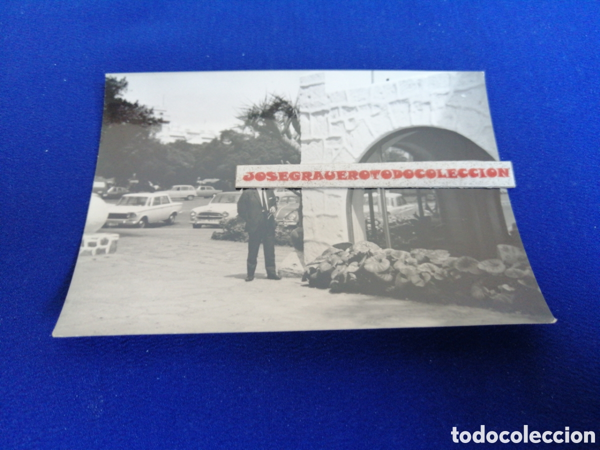 Fotografia antica: LAS PALMAS DE GRAN CANARIA - PLAZA DE SANTA CATALINA - COCHES ANTIGUOS FOTOGRAF&Iacute;A ANTIGUA