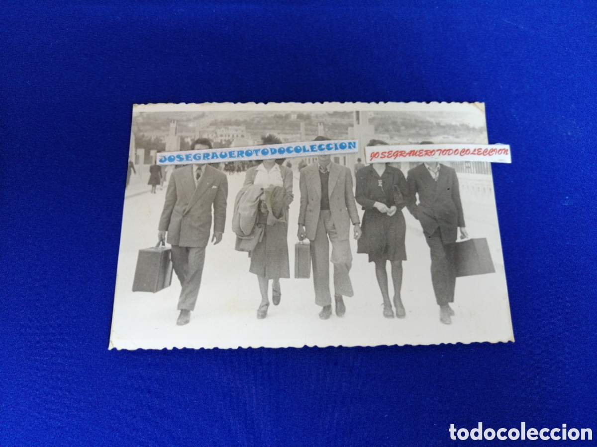 Fotograf&iacute;a antigua: ALCOY - FIESTAS DE ALCOY - PUENTE DE SAN JORGE -1947 MODELOS CON MALETAS SELLO REPORTAJES GR&Aacute;FICOS