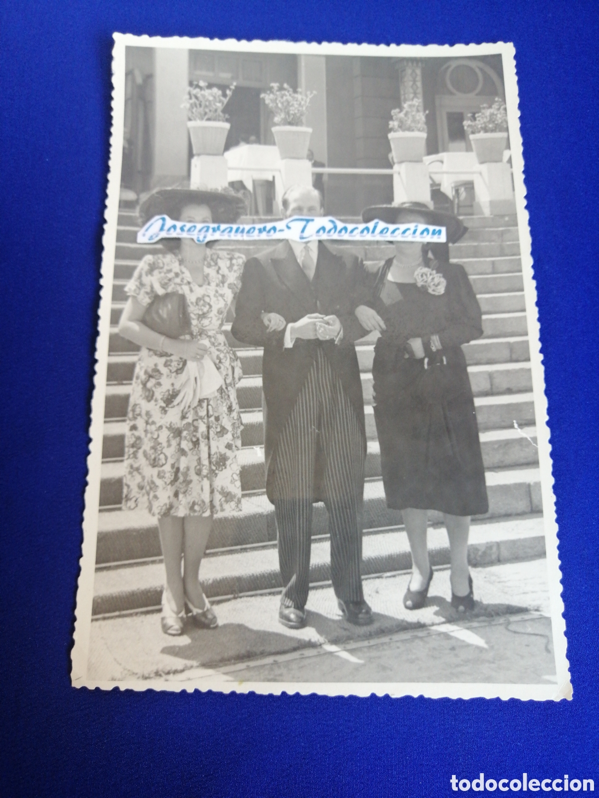 Antique Photography: MODELOS POSANDO A PIE DE ESCALERAS CON PAMELAS PARA EVENTO FOTOGRAF&Iacute;A ANTIGUA SIGLO PASADO