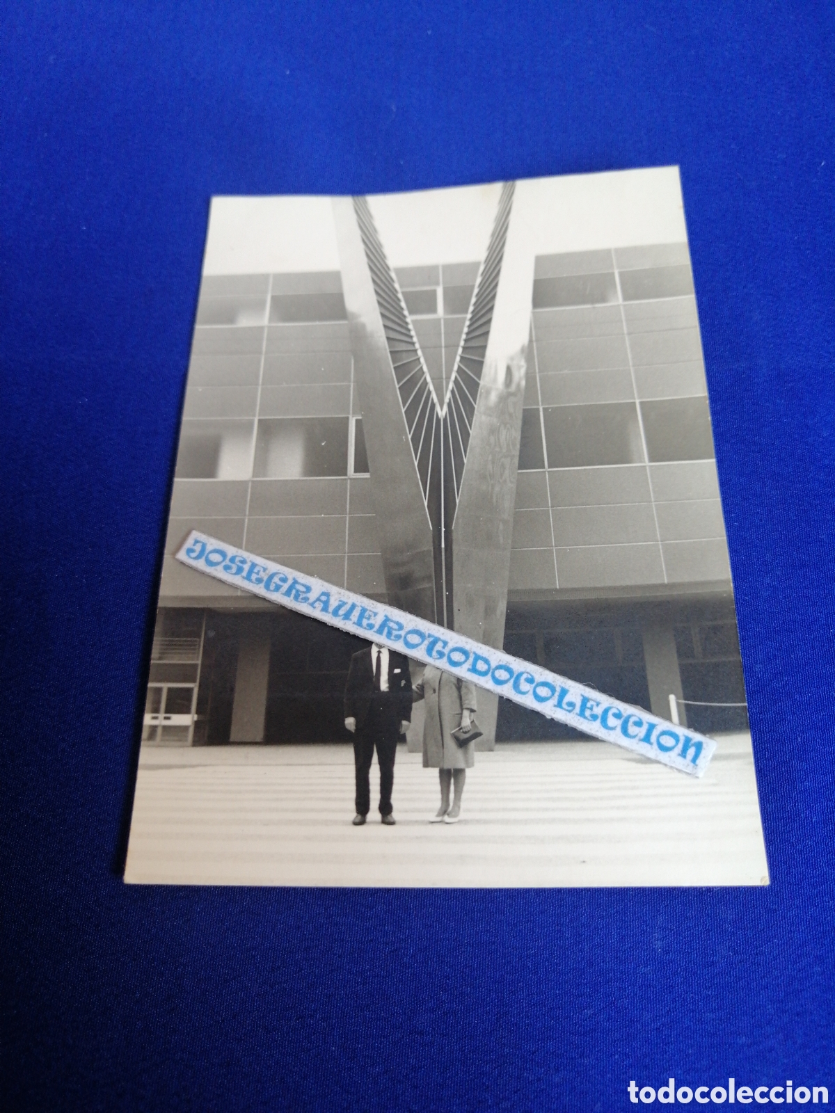 Antique Photography: MODELOS POSANDO EDIFICIO MODERNISTA CON FACHADA EN FORMA DE V A&Ntilde;O 1969 FOTOGRAF&Iacute;A ANTIGUA