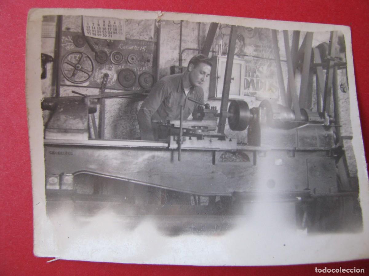 Antique Photography: FOTO SIN IDENTIFICAR EL LUGAR. TALLER, HOMBRE TRABAJANDO EN UN TORNO. A&Ntilde;OS 50. 8X6 CM.
