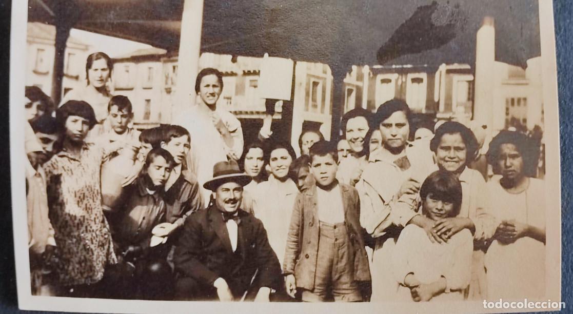 Fotograf&iacute;a antigua: FOTOGRAFIA ANTIGUA DE PERSONALIDAD A IDENTIFICAR RODEADO DE PERSONAS, PPIOS. DE SIGLO XX