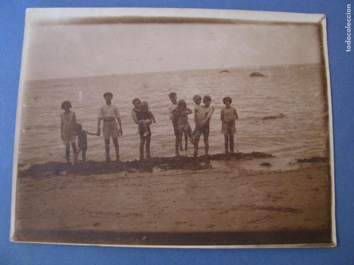 Antique Photography: ANTIGUA FOTO DE UN GRUPO DE NI&Ntilde;OS EN LA PLAYA. NO HAY DATOS. ESCRITA POR DETRAS. FRANCIA? 12X9 CM