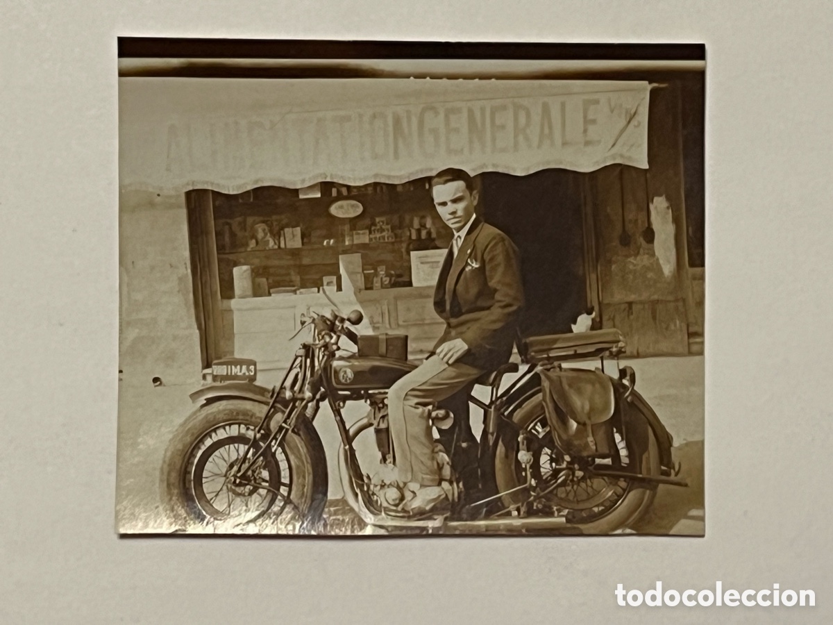 Antique Photography: MOTOCICLETA ANTIGUA.. INDIAN ACE.. ? atravesando T&aacute;nger.. frente tienda de alimentos (h.1929?)