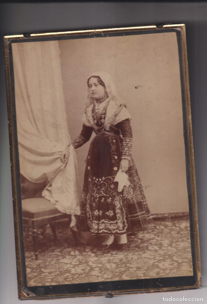 Fotografia antica: Fotograf&iacute;a con marco Salamanca, mujer vestida de Charra. 25 x 17 cm