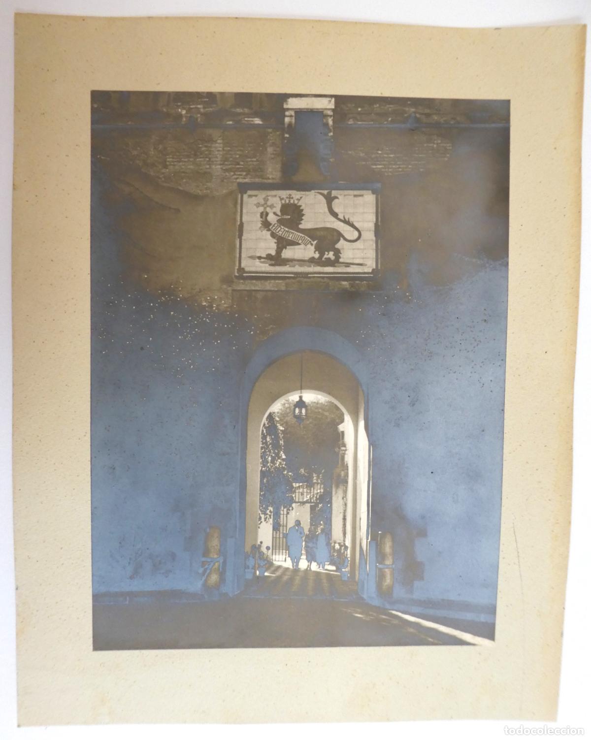 Fotograf&iacute;a antigua: Antigua Fotografia de la Puerta del Le&oacute;n del Real Alc&aacute;zar de Sevilla