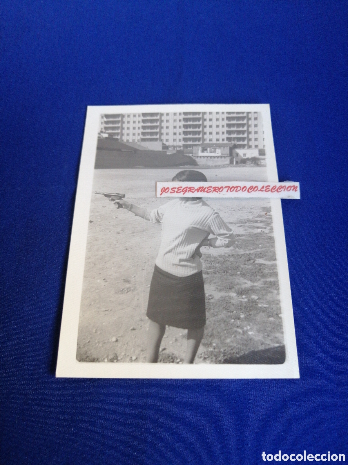 Photographie ancienne: MODELO ENPU&Ntilde;ANDO PISTOLA FOTOGRAF&Iacute;A ANTIGUA SIGLO PASADO