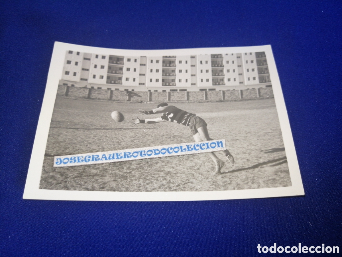 Antique Photography: F&Uacute;TBOLISTA PORTERO PARANDO BAL&Oacute;N FOTOGRAF&Iacute;A ANTIGUA SIGLO PASADO