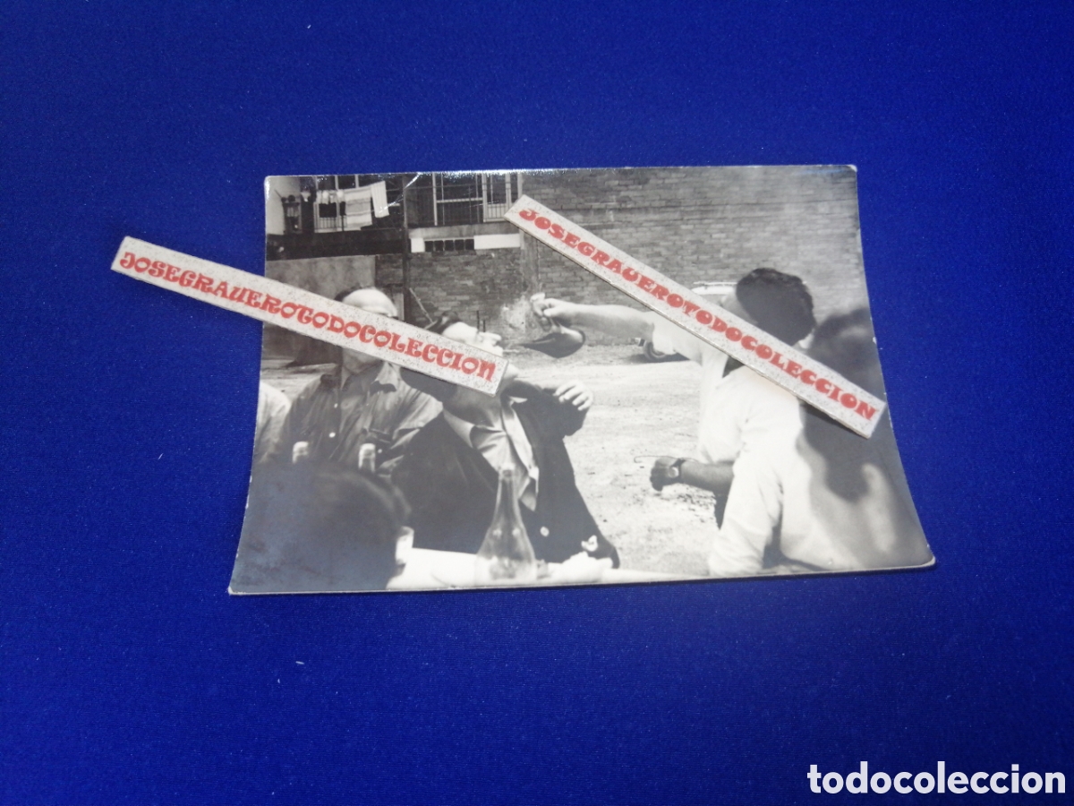 Fotografia antica: MODELO BEBIENDO EN PORRON FOTOGRAF&Iacute;A ANTIGUA SIGLO PASADO