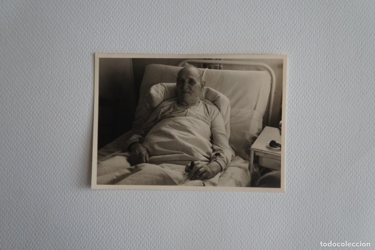 Fotografia antica: Fotograf&iacute;a antigua en blanco y negro. Retrato de hombre enfermo en cama.