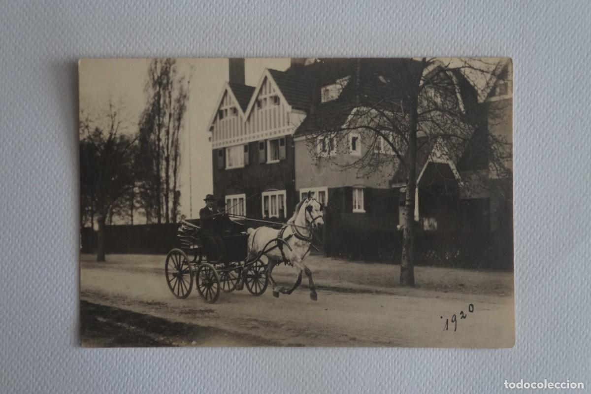 Fotografia antica: Fotograf&iacute;a antigua en blanco y negro. Carruaje transitando por una calle.