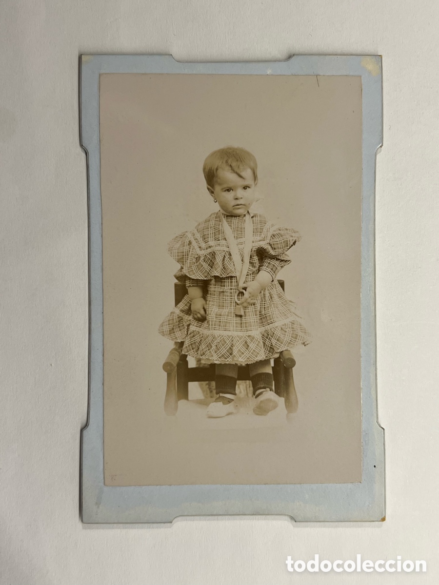 Antique Photography: NI&Ntilde;A, con Vestidito de cuadros. Retrato de estudio an&oacute;nimo.. (h.1900?) Med&iacute;das: 8 x 12,5 cm.