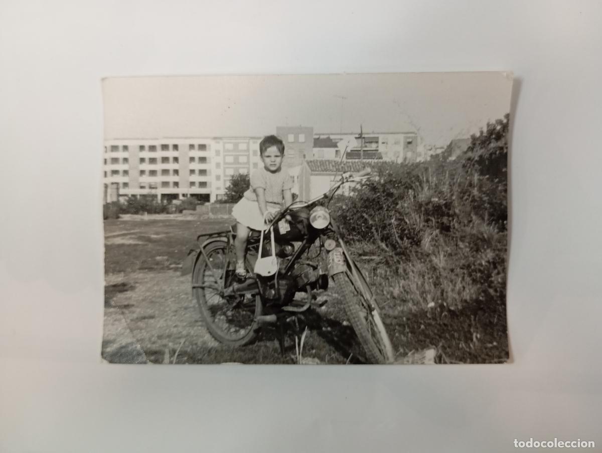 Antique Photography: ANTIGUA FOTOGRAF&Iacute;A JOVEN CON MOTO. TDKP27F