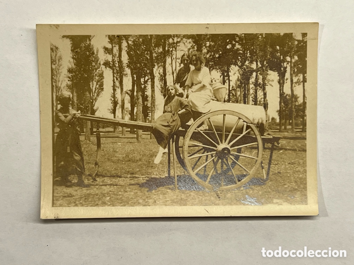 Fotografia antiga: BURGOS.. FUENTES BLANCAS.. J&oacute;venes en un carro.. Fotograf&iacute;a costumbrista, Verano de 1920