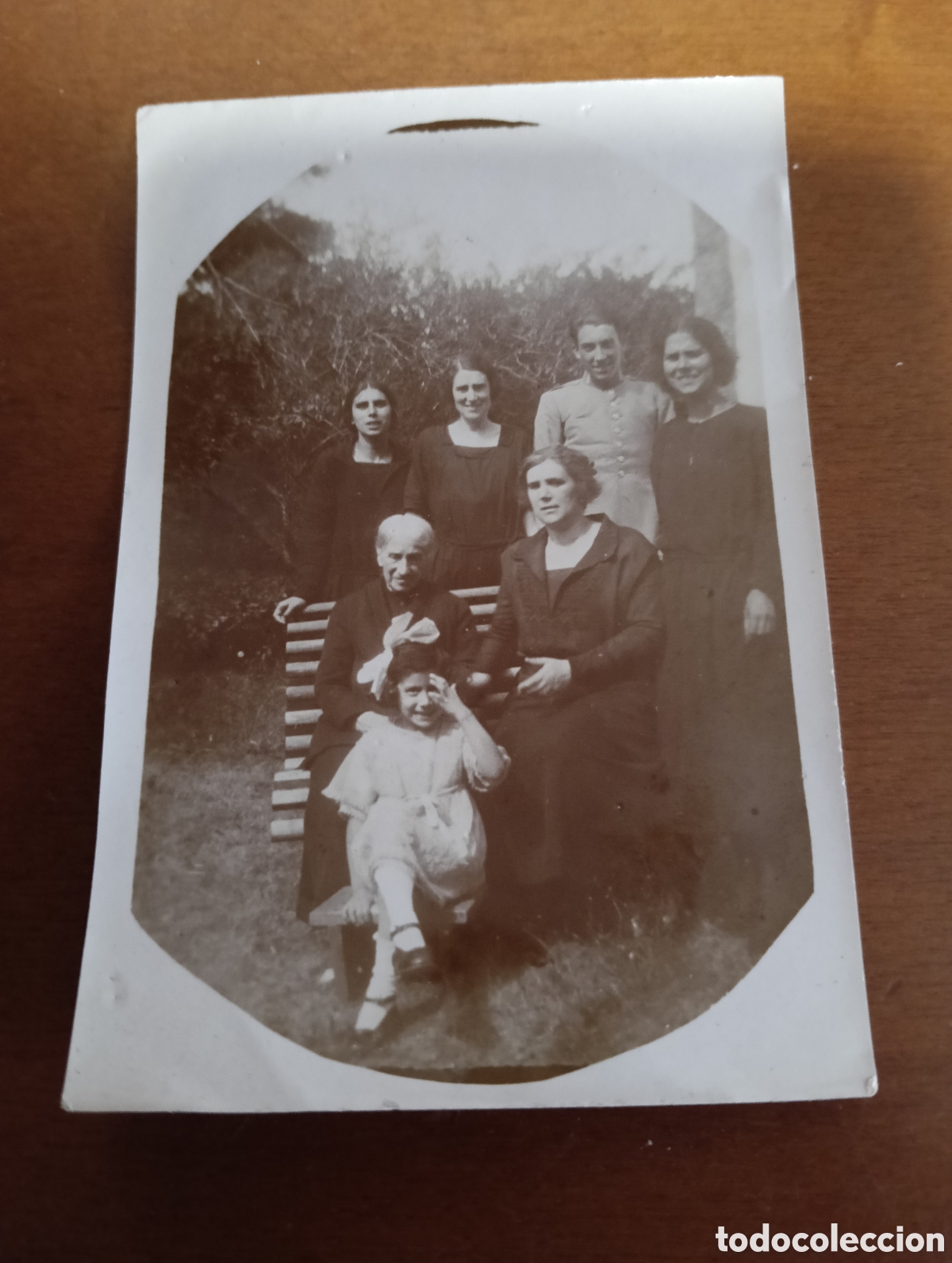 Fotografia antiga: La fotograf&iacute;a de un soldado con la familia de 1900-10 mide 9 x 6 cm