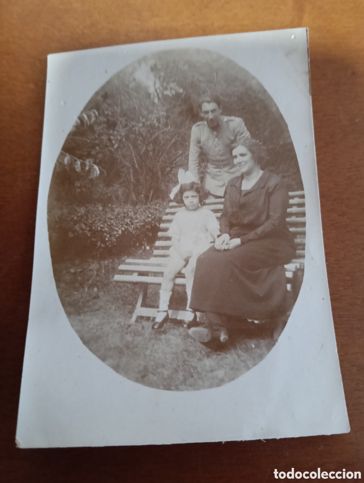 Fotografia antiga: La fotograf&iacute;a de un soldado con la familia de 1900-10 mide 9 x 6 cm