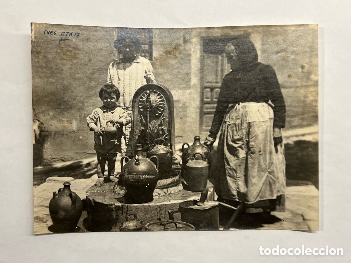 Fotografia antiga: L&rsquo;ESPLUGA DE FRANCOLI, Tarragona.. Tres Edats&hellip; En la fuente a por agua (h.1920?)