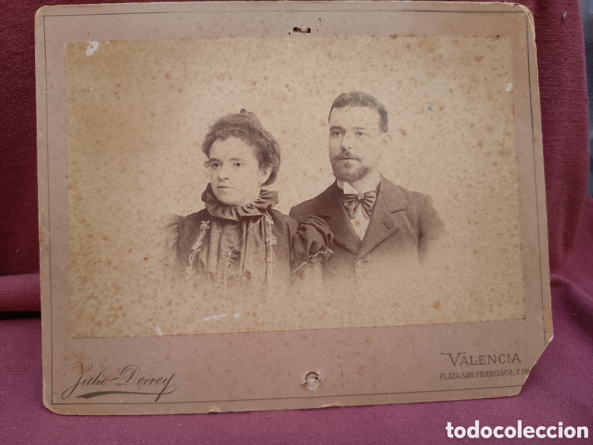 Fotografia antiga: Pareja posando fot&oacute;grafo Julio Derrey Valencia