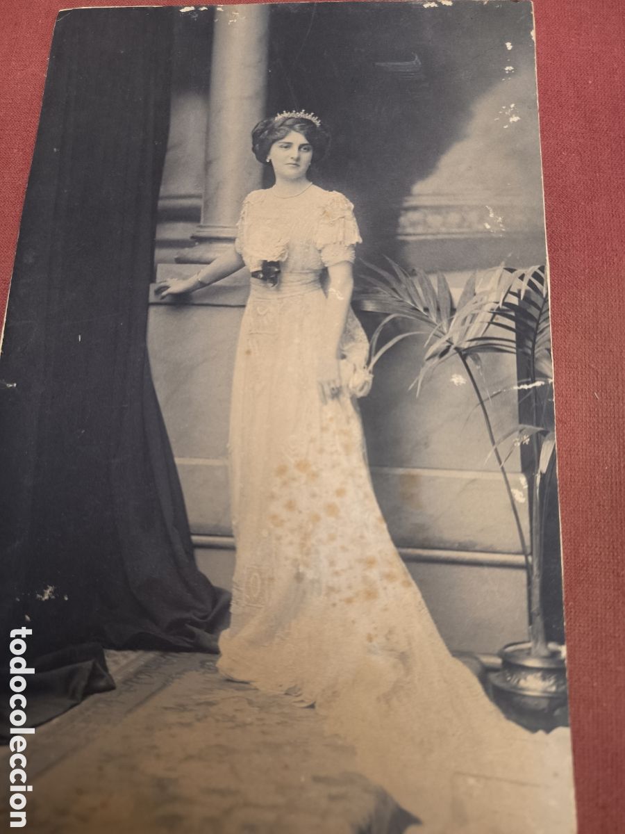 Fotografia antiga: Dama con vestido de cola