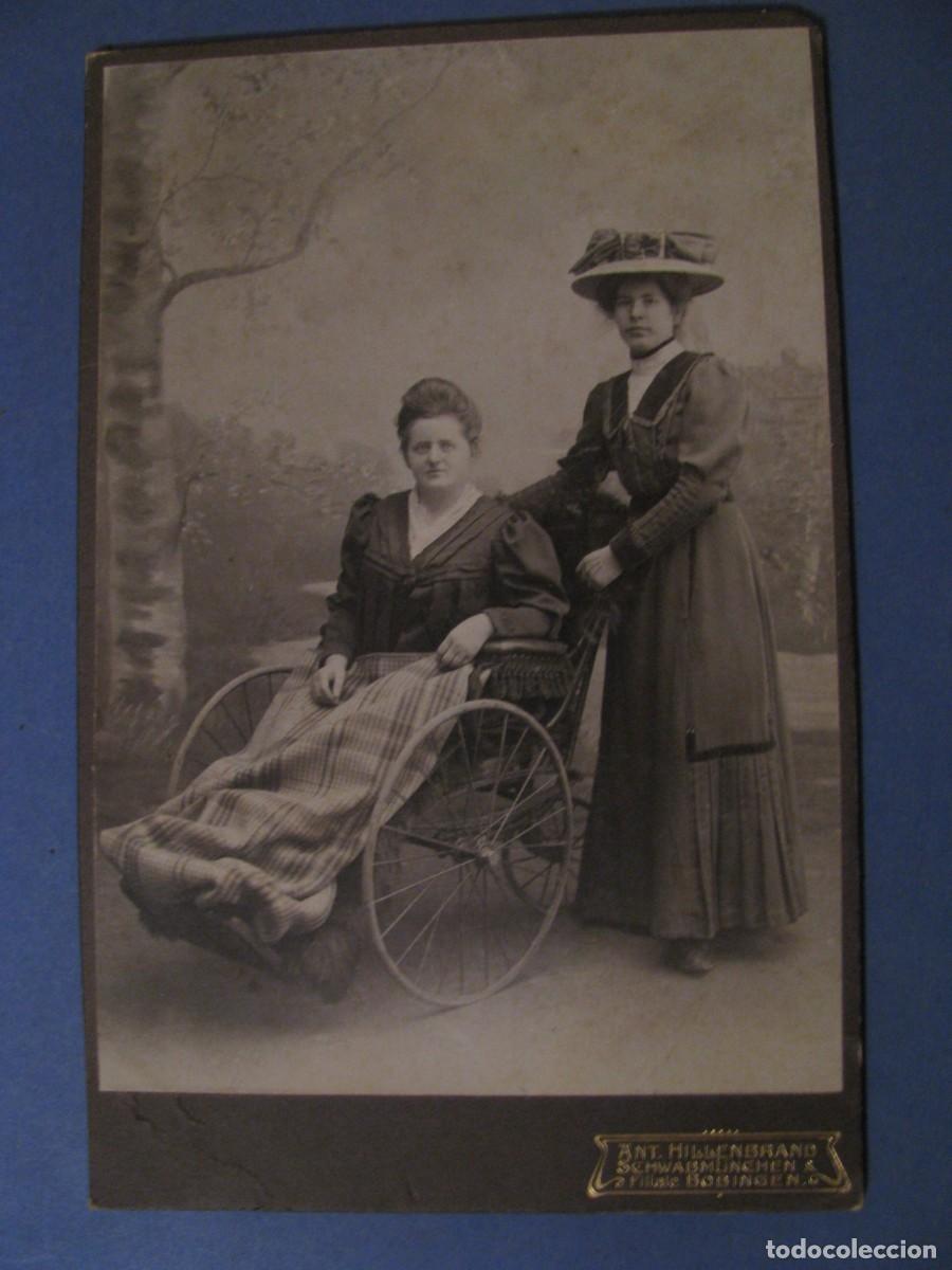 Antique Photography: ANTIGUA FOTO DE 2 MUJERES. ANTON HILLENBRAND, SCHWABM&Uuml;NCHEN, ALEMANIA. 16,5X10,5 CM