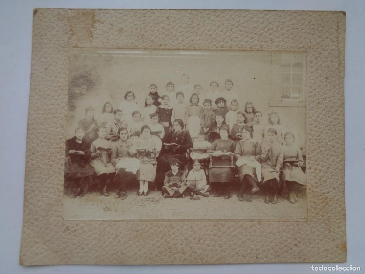 Fotografia antiga: FOTO ESCOLAR DEL SIGLO XIX : NI&Ntilde;AS CON SU MAESTRA , UNAS CON LIBRO Y ORAS BORDAND.. 16,5 X 10,5 CM