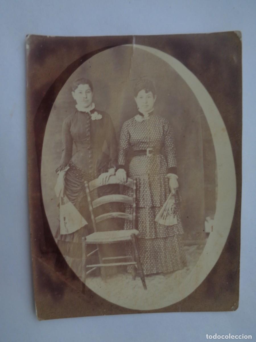 Fotografia antiga: PRECIOSA FOTO DE ESTUDIO DE SE&Ntilde;ORITAS CON ABANICO , DEL SIGLO XIX