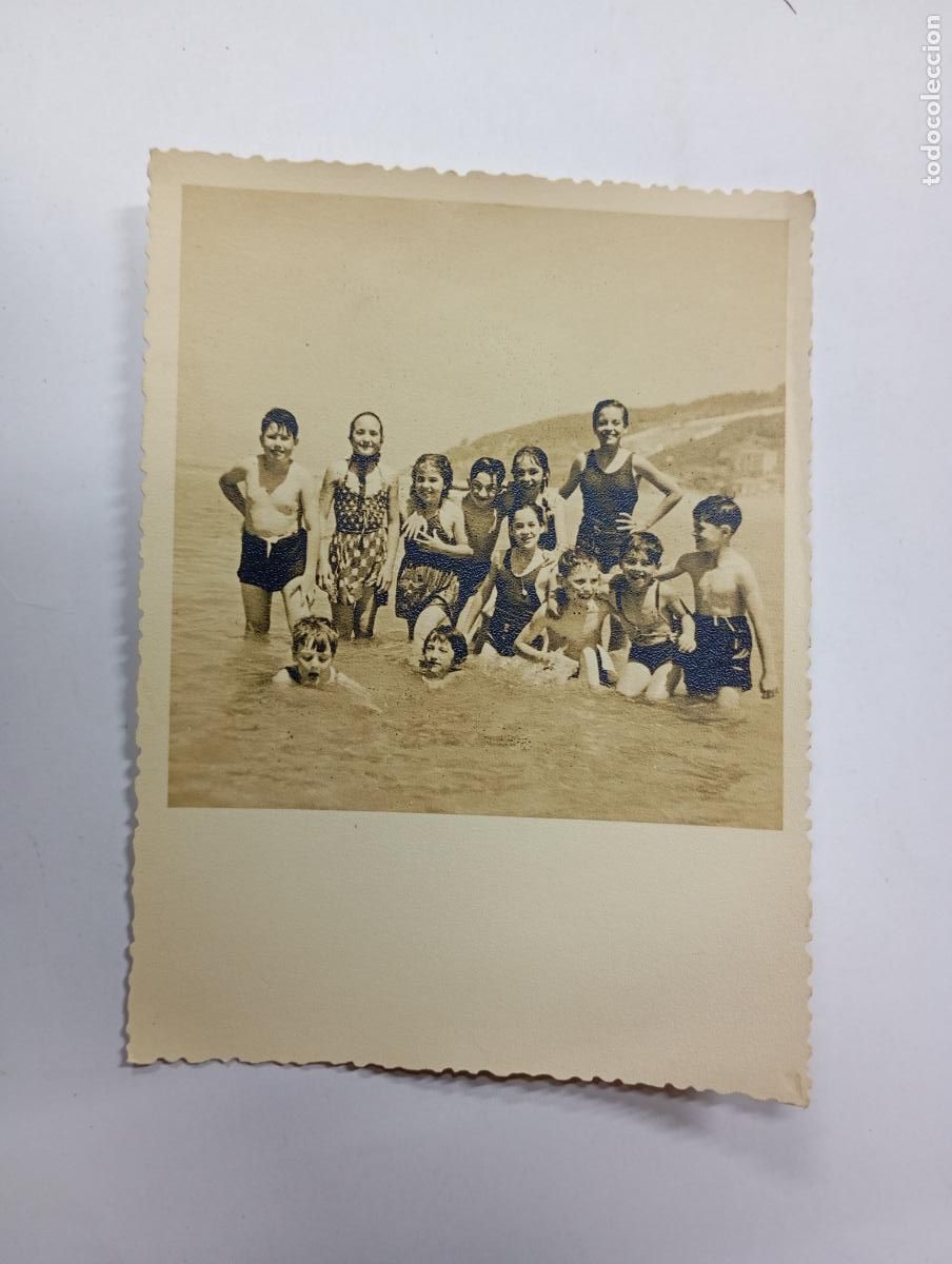Fotografia antica: ANTIGUA FOTOGRAF&Iacute;A NI&Ntilde;OS BA&Ntilde;&Aacute;NDOSE EN LA PLAYA. TDKP27L