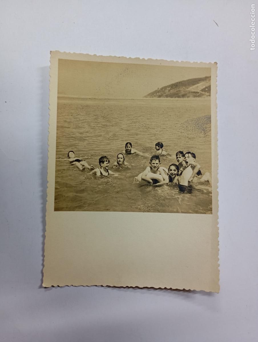 Fotografia antica: ANTIGUA FOTOGRAF&Iacute;A NI&Ntilde;OS BA&Ntilde;&Aacute;NDOSE EN LA PLAYA. TDKP27L