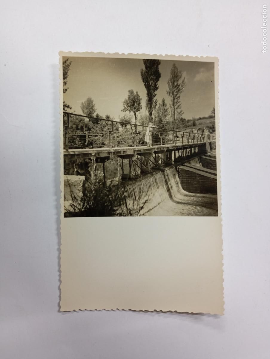 Fotografia antica: ANTIGUA FOTOGRAF&Iacute;A MUJER SOBRE PUENTE. TDKP27L