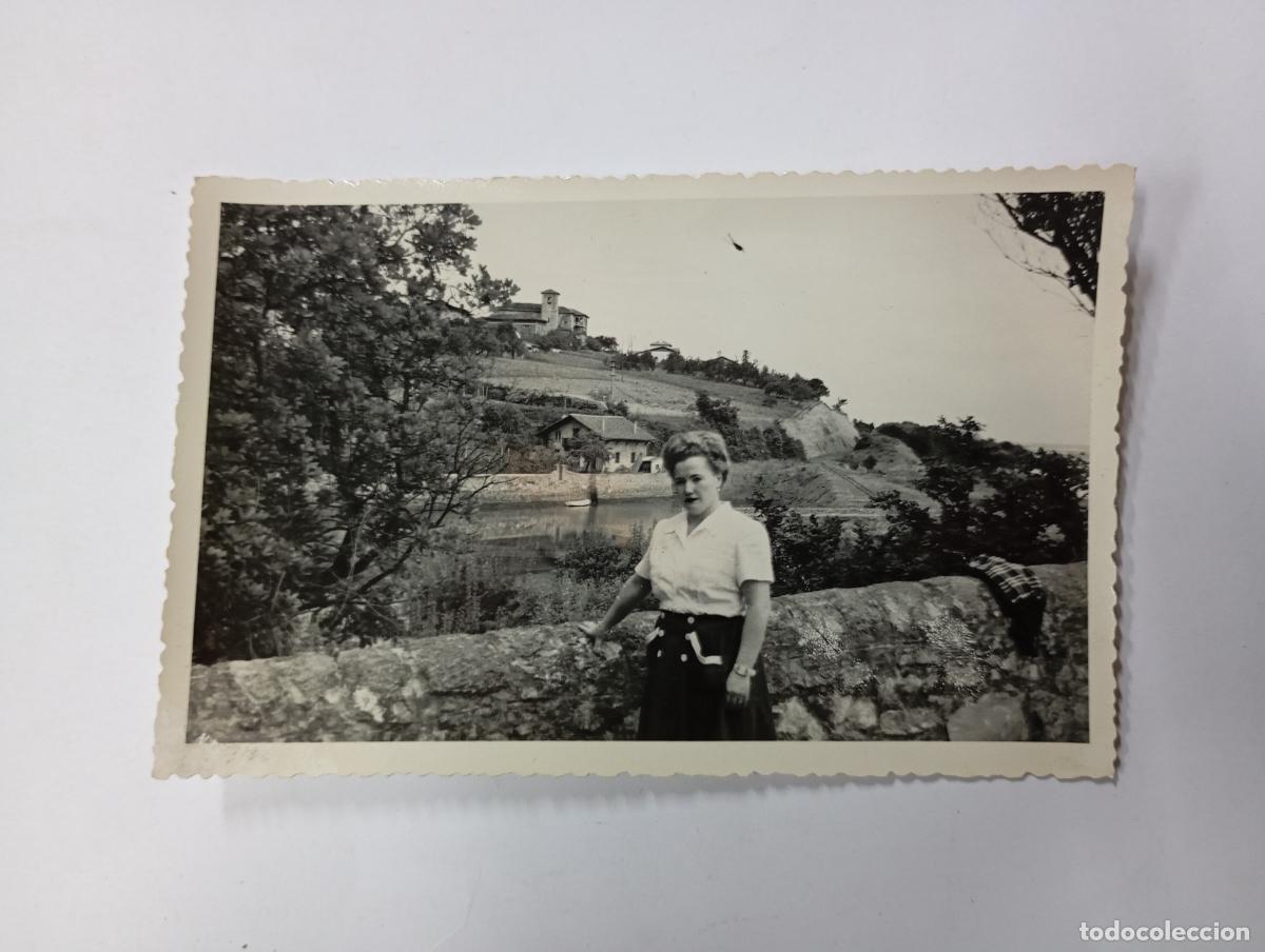 Fotografia antica: ANTIGUA FOTOGRAF&Iacute;A MUJER POSANDO PAISAJE RURAL TDKP27L