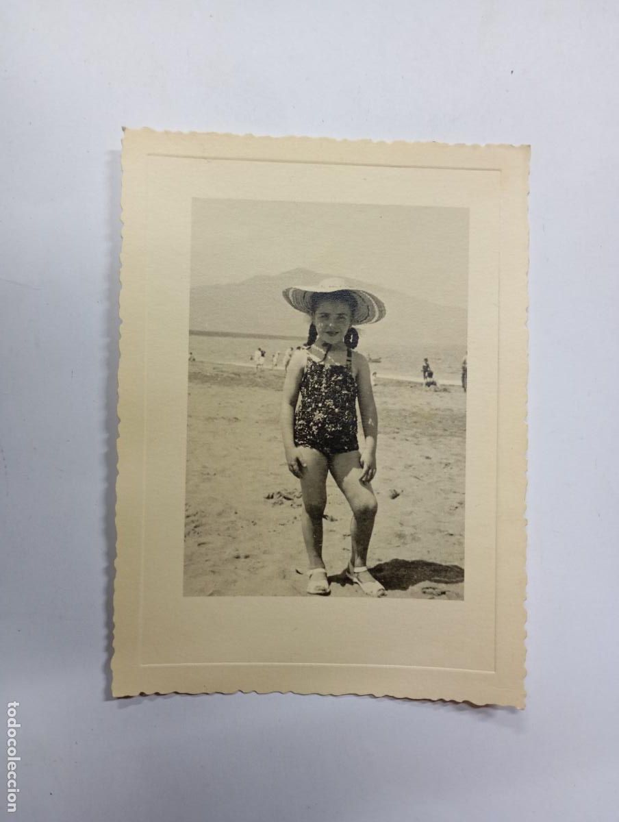 Fotografia antica: ANTIGUA FOTOGRAF&Iacute;A NI&Ntilde;A CON SOMBRERO EN LA PLAYA. TDKP27L