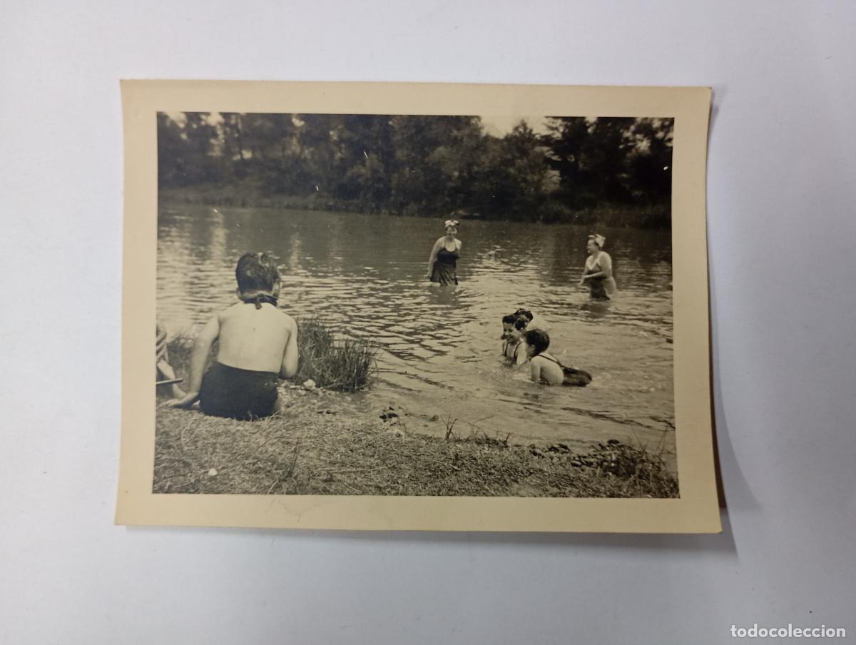 Fotografia antica: ANTIGUA FOTOGRAF&Iacute;A GENTE BA&Ntilde;&Aacute;NDOSE EN UNA R&Iacute;A. FOTO SAEZ BILBAO. TDKP27L