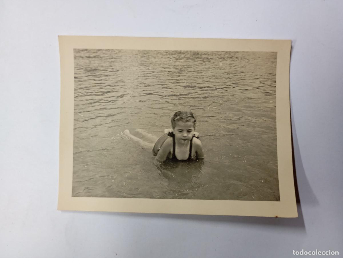 Fotografia antica: ANTIGUA FOTOGRAF&Iacute;A NI&Ntilde;A EN LA PLAYA. FOTO SAEZ BILBAO. TDKP27L