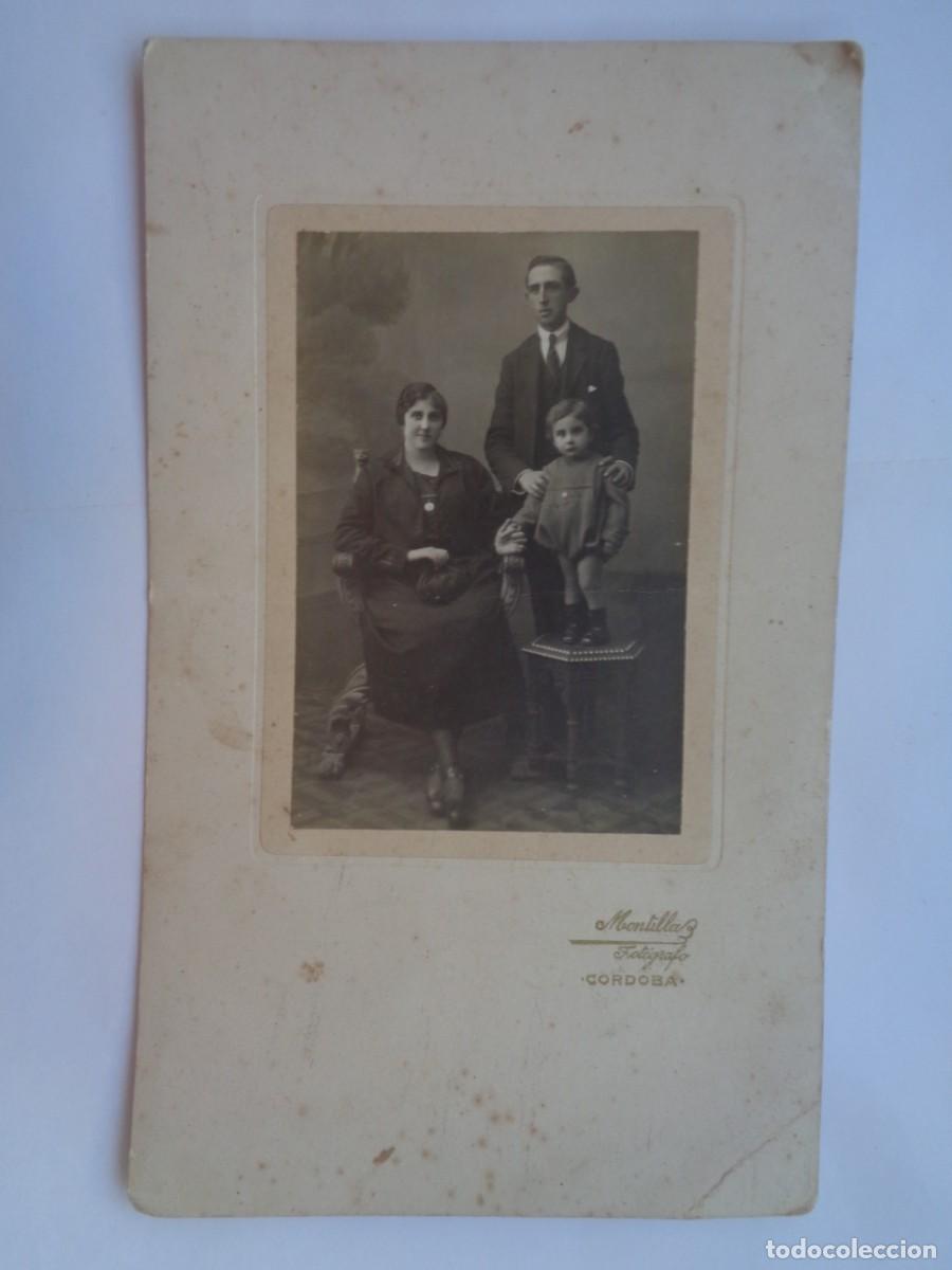 Fotograf&iacute;a antigua: PRECIOSA FOTO DE ESTUDIO DE PAREJA CON NI&Ntilde;O. DE MONTILLA , CORDOBA ..... 17 X 28.5 CM