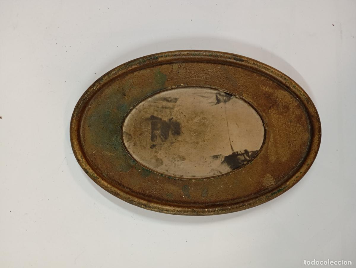 Fotograf&iacute;a antigua: Antiguo portarretratos con fotograf&iacute;a desgastada. PN15