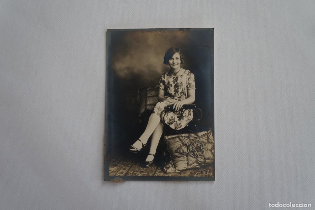 Fotografia antica: Fotograf&iacute;a antigua en blanco y negro. Retrato de estudio de mujer joven. EE.UU.