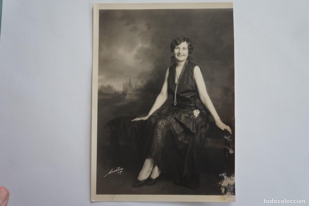 Fotografia antica: Fotograf&iacute;a antigua en blanco y negro. Retrato de estudio de mujer. EE.UU.