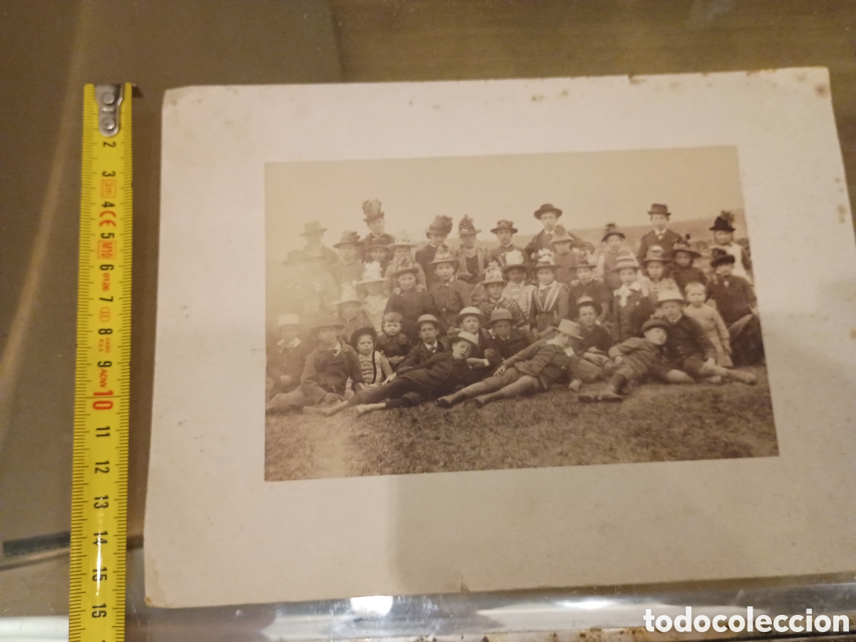 Fotografia antiga: CA alb&uacute;mina grupo de ni&ntilde;os. Firmado Renaud Glauser. Retrato grupal en el campo.
