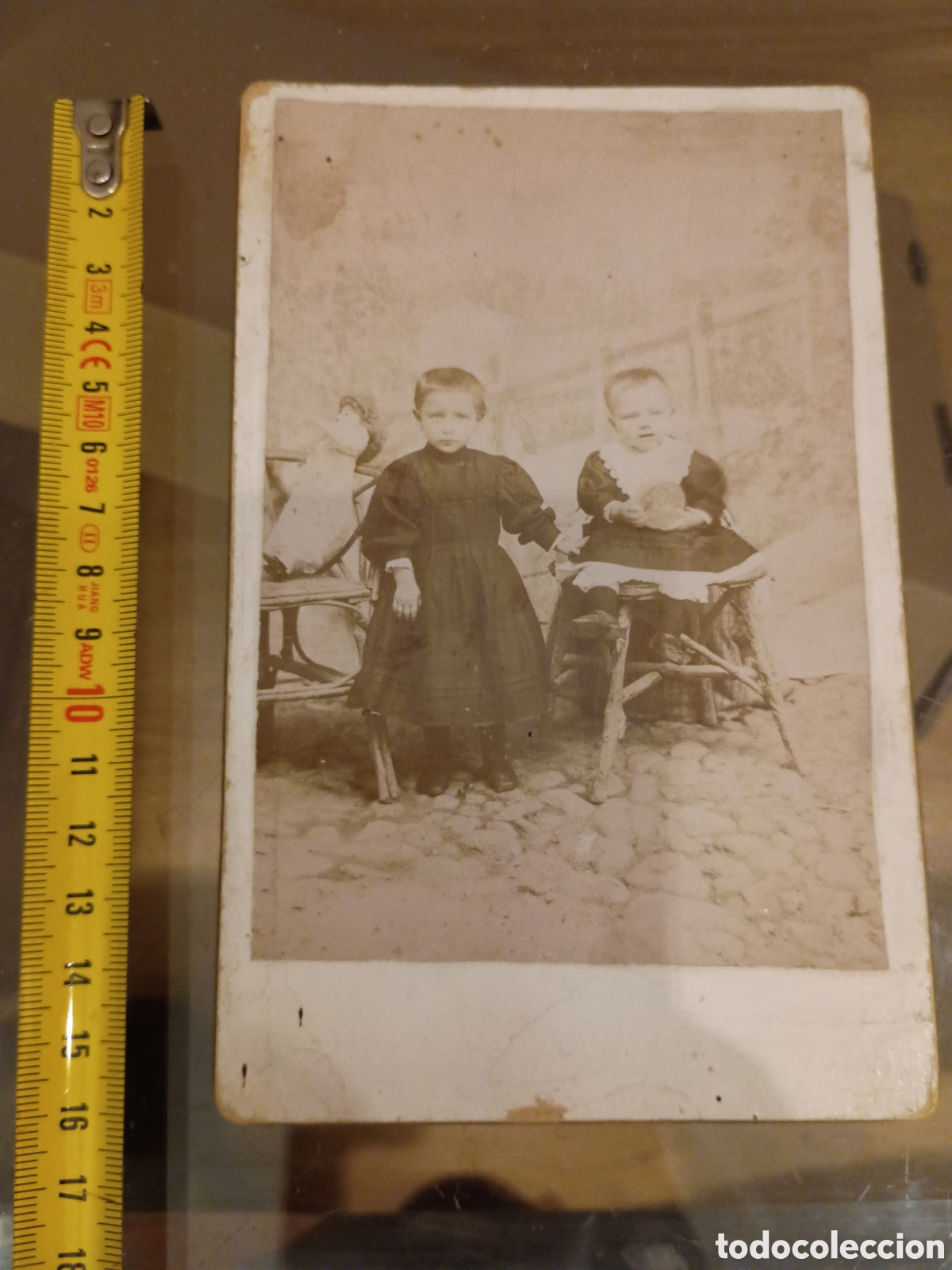 Fotografia antiga: CA Fotograf&iacute;a alb&uacute;mina de grupo de ni&ntilde;os. Benjam&iacute;n Esperon e hijo. Alc&aacute;zar de San Juan. Retrato