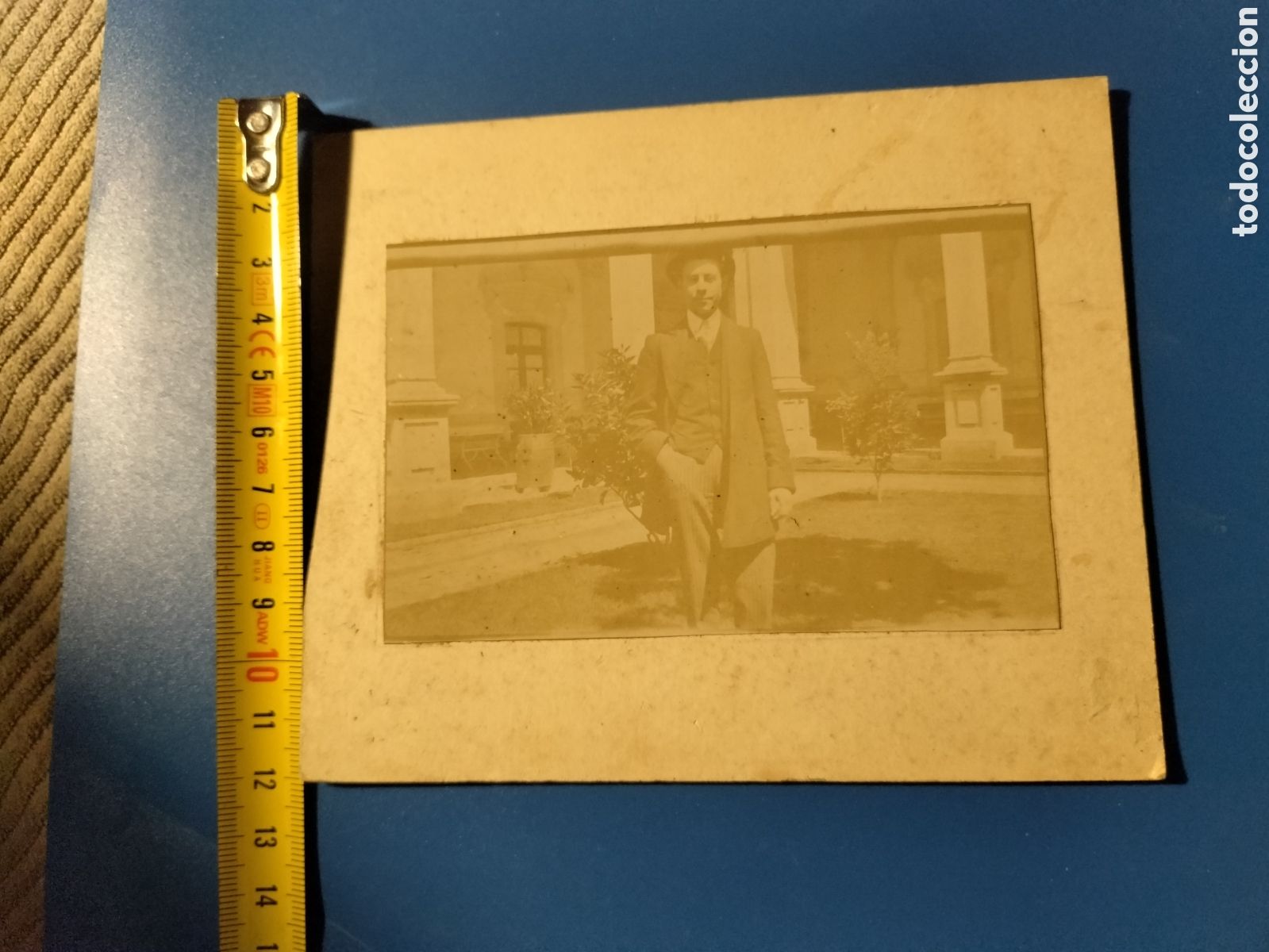 Fotografia antica: CR alb&uacute;mina retrato de caballero. Hombre con sombrero en patio