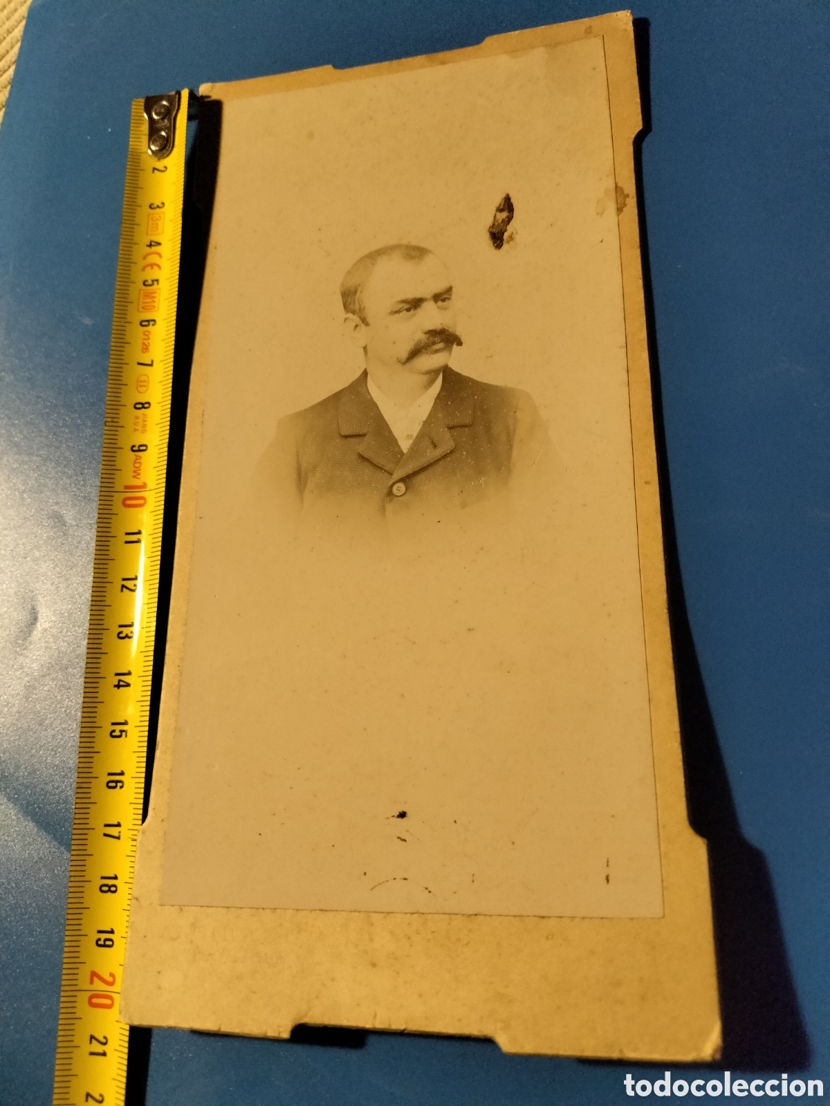 Fotografia antica: CR alb&uacute;mina retrato de caballero con bigote. Autor de la foto desconocido