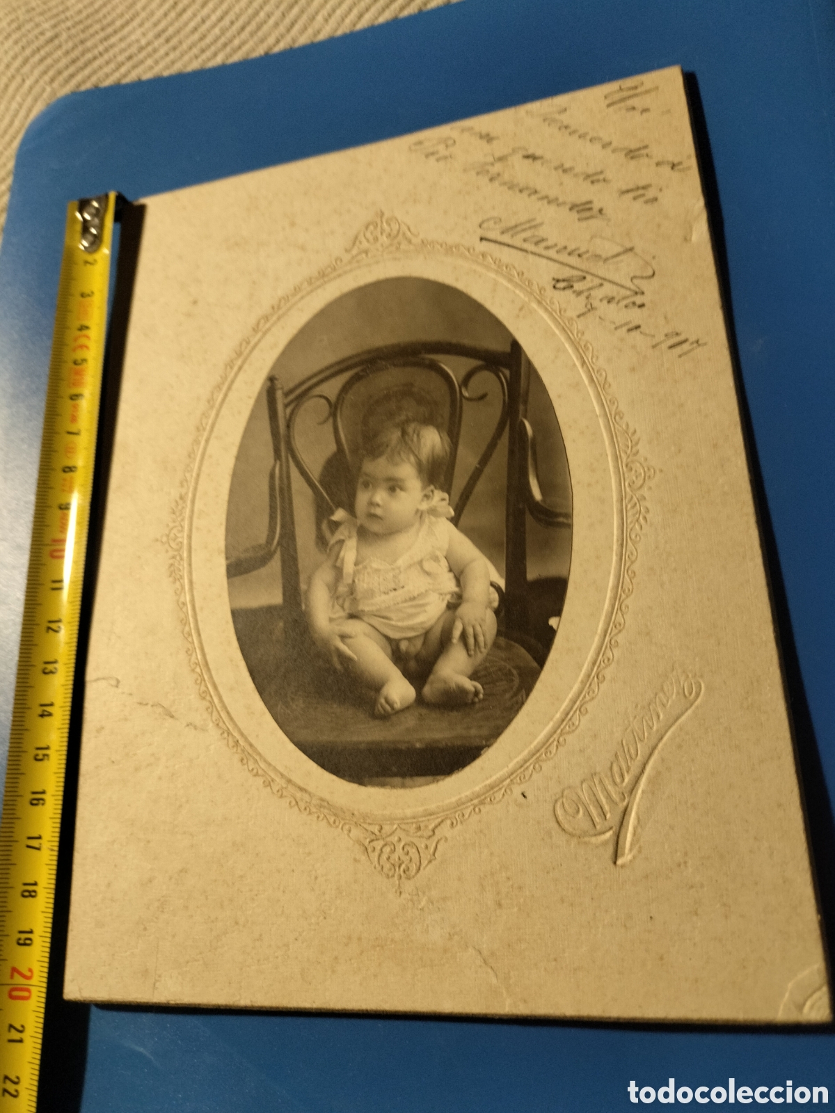 Fotografia antica: CR retrato de ni&ntilde;o. Fotograf&iacute;a de un peque&ntilde;o ni&ntilde;o en silla. Foto Mart&iacute;nez.Dedicada a&ntilde;o 1907.Cabrales
