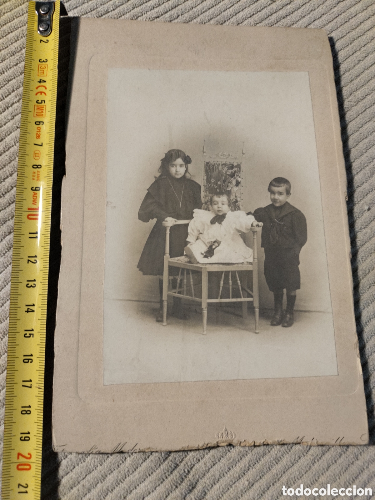 Fotografia antiga: CA fotograf&iacute;a 3 ni&ntilde;os hermanos retrato. Dedicado