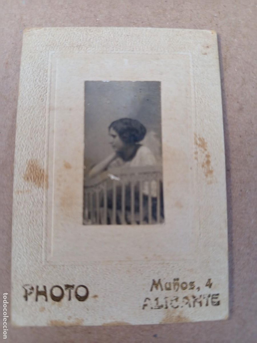Fotografia antiga: antigua fotograf&iacute;a en blanco y negro montada en un soporte de cart&oacute;n con textura