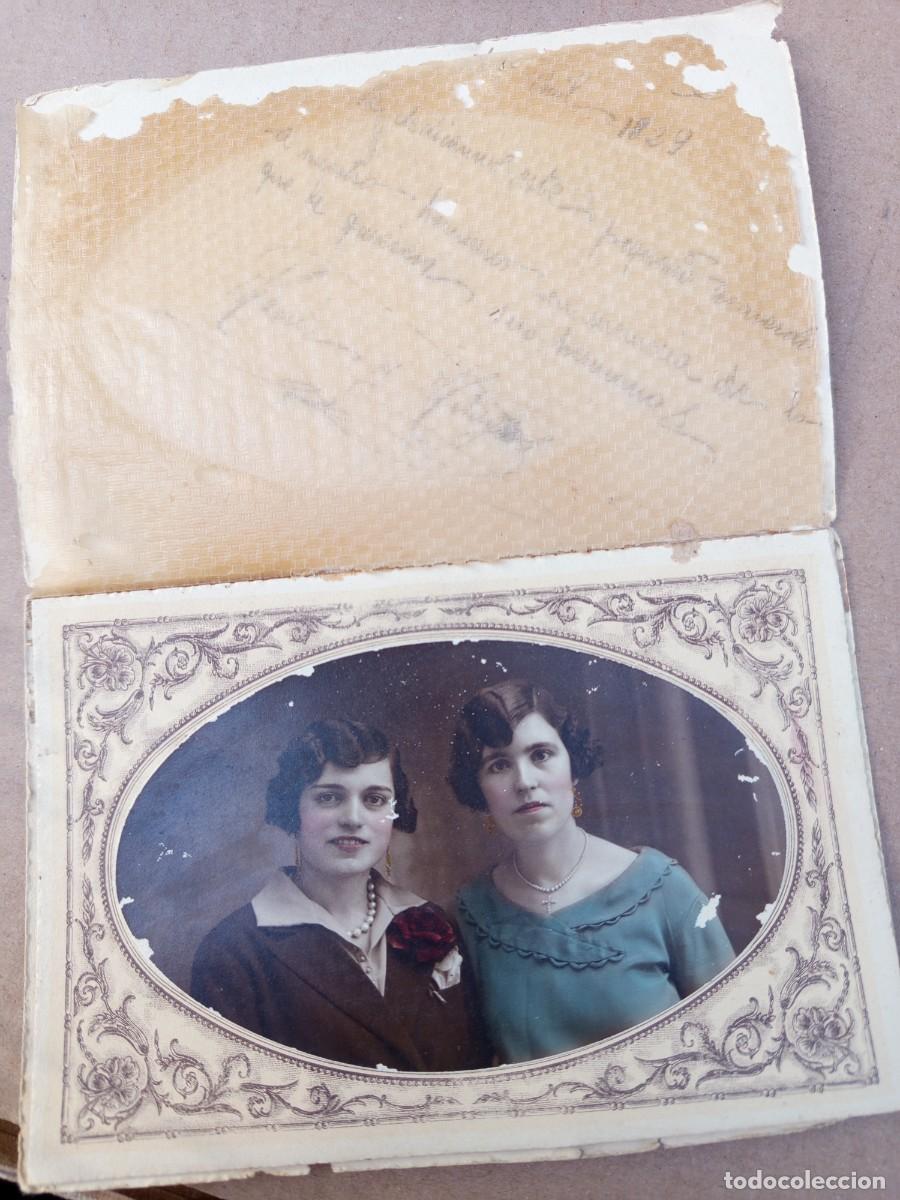 Fotografia antica: Fotograf&iacute;a antigua e dos mujeres, con un marco decorativo. de &eacute;poca. -