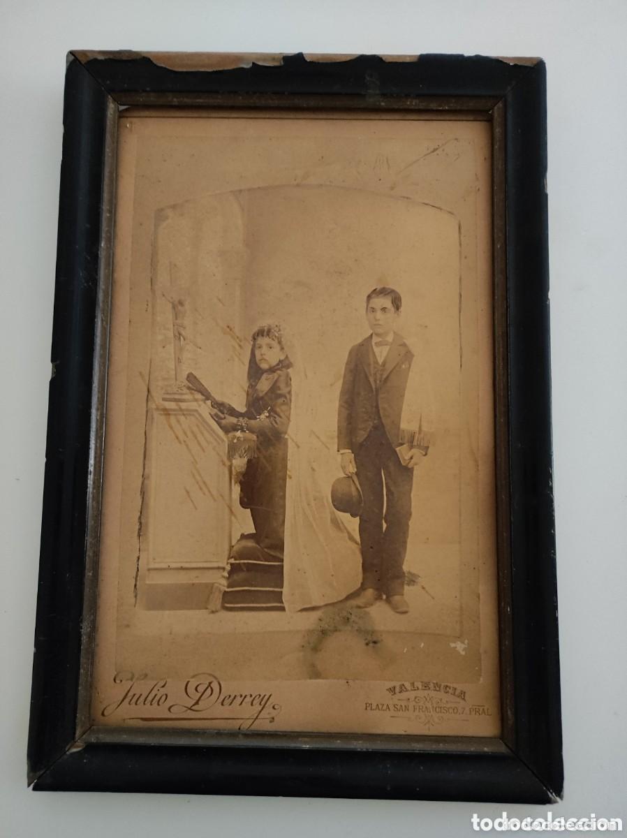 Fotograf&iacute;a antigua: Antigua fotografia enmarcada 2 jovenes J. Derrey Sucursal Segorbe castellon siglo XIX o XX