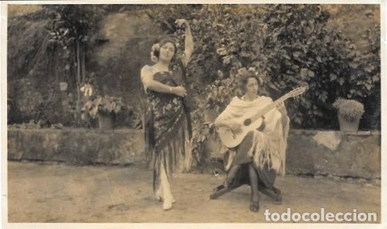 Fotografia antica: MUJER BAILANDO TOCANDO LAS CASTA&Ntilde;UELAS Y ACOMPA&Ntilde;ADA DE OTRA TOCANDO LA GUITARRA - ALBUMINA-4215