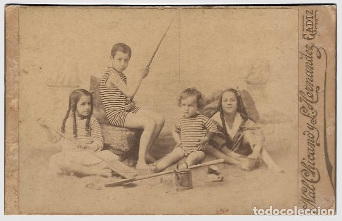Fotografia antica: FOTO DE ESTUDIO NI&Ntilde;OS EN LA PLAYA. FOTO CHICANO Y HERNANDEZ, CADIZ. SOBRE 1880 - ALBUMINA-4216