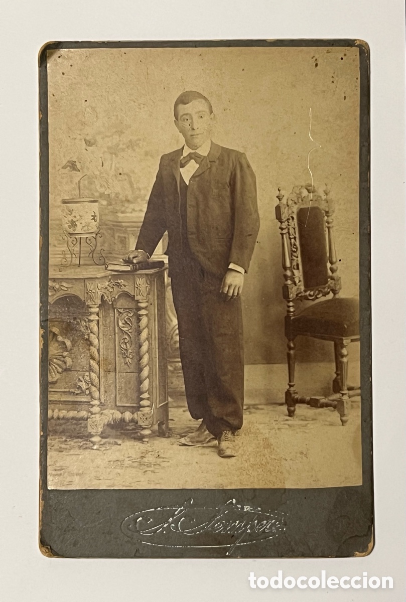 Fotografia antiga: LA VALENCIA DECIMON&Oacute;NICA.. Joven en Estudio.. Fotografo S. Sempere. Gabinete. Zaragoza,12 (h.1870?)